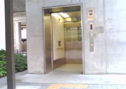 ����١���