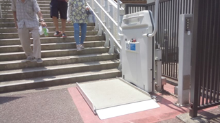 県営あづま球場 階段昇降機